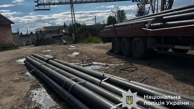 Трагічний випадок на підприємстві у Тернополі: під час завантаження труб загинув водій