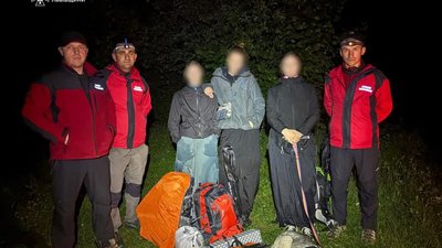 На Львівщині рятувальники розшукали трьох дівчат, які заблукали під час спуску з гори