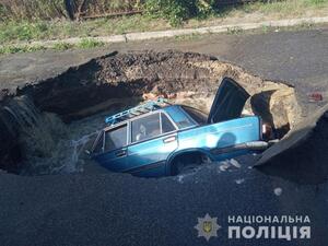 У Полтаві автомобіль ВАЗ провалився під землю (фото)