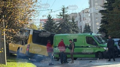 У Львові автобус зіткнувся з інкасаторською автівкою