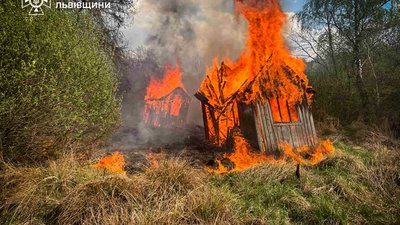 На Львівщині через пожежу сухої трави згоріли 9 закинутих дачних будинків