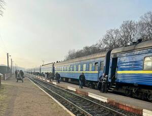 Зсув ґрунту на Хмельниччині: в Укрзалізниці розповіли, скільки триватиме ремонт колій