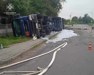 На Львівщині перекинулася вантажівка з газом (ФОТО)