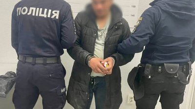 Стріляв по вікнах драмтеатру: в Ужгороді поліція затримала чоловіка