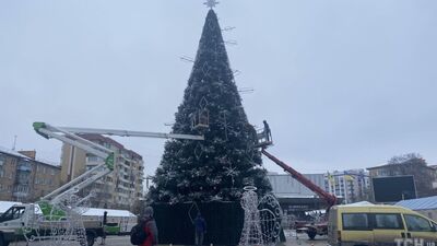 У Бучі встановили новорічну ялинку