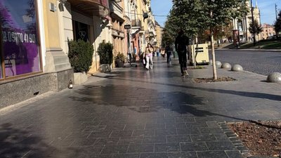 У Львові на проспекті Свободи продовжать роботи з обробки плитки