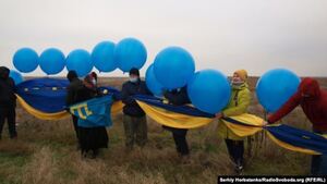 Волонтери запустили до Криму український прапор