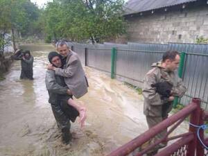 Зірвані дахи й вирвані дерева: смерч наробив лиха на Буковині (відео, фото)