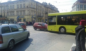 ДТП у Львові: не розминулись "Таврія" та автобус (фото, відео)