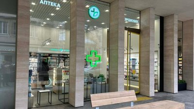 У центрі Львова впорядкували рекламу на новобудові