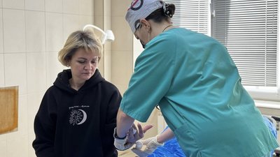 Львів’янка протерла руку до кісток під час спуску на канатній дорозі в Кіпрі (ФОТО)