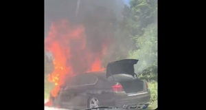 На Львівщині посеред дороги спалахнув автомобіль (ВІДЕО)