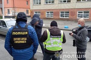 У Хмельницькому вчитель на перервах між заняттями торгував "солями" та "амфетаміном" (ФОТО)