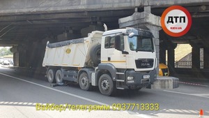 У столиці чоловік стрибнув зі шляхопровода під колеса вантажівки (фото, відео 18+)