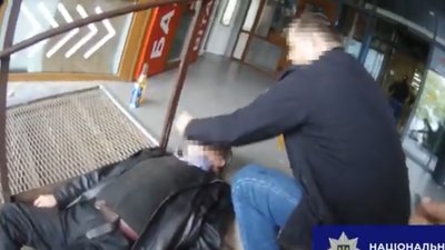 На Львівщині поліцейські врятували чоловіка під час епілептичного нападу (ВІДЕО)