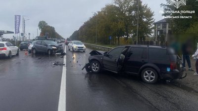 На Львівщині через ДТП перекритий рух трасою