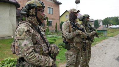 На Львівщині поліцейські затримали зловмисника, який погрожував правоохоронцям гранатою