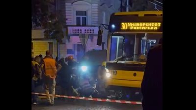 У Львові рятувальники дістали тіло загиблого з-під тролейбуса