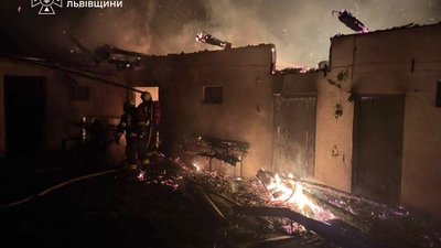 У Львівській області горіли будівля та автомобіль