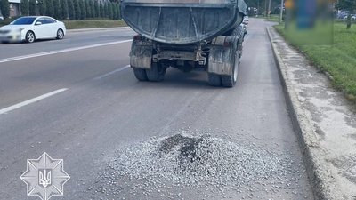 У Львові водія вантажівки притягнули до відповідальності за забруднення дороги щебенем