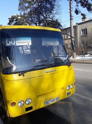 Солідарність по-львівськи: через водія, який відмовився везти пенсіонера, маршрутку покинули всі (ФОТО)