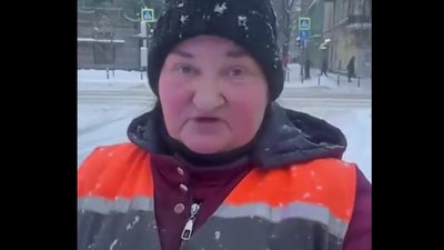 У Львові комунальниця пані Оля прибирала сніг під час атаки шахеда (ВІДЕО)