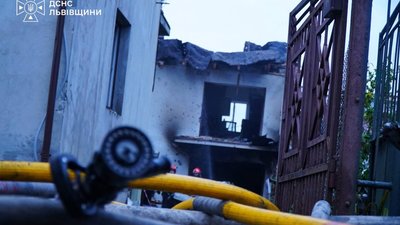 На Львівщині рятувальники ліквідували пожежі, які виникли внаслідок російської атаки (ФОТО, ВІДЕО)