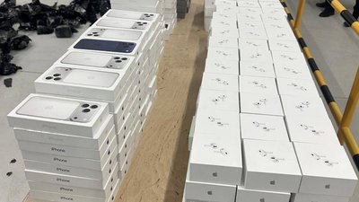 На Львівщині митники в мікроавтобусі виявили приховану техніку Apple на 35 млн