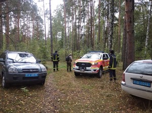 На Львівщині у лісі знайшли жінку, яку три доби шукали десятки людей (ФОТО)