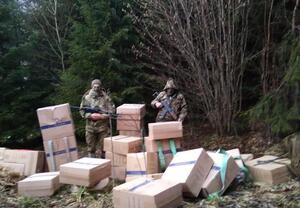 Втративши товар, контрабандисти пробили колеса автівки прикордонника (фото)