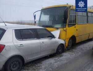 Під час обгону виїхав на зустрічну смугу: на Київщині легковик врізався в маршрутку з пасажирами (фото)