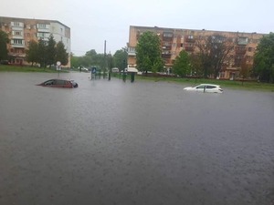 У Червонограді після зливи підтопило міську лікарню (ФОТО, ВІДЕО)