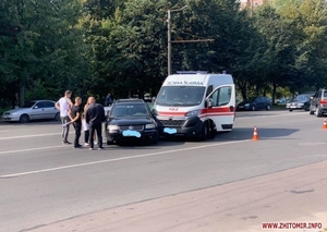 У Житомирі у ДТП загинула людина, яку везли в авто "швидкої"