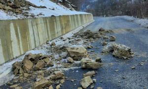 На трасі «Мукачево–Львів» стався зсув ґрунту і каміння на проїжджу частину (ФОТО)