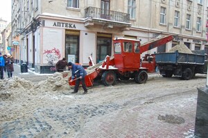 Зима у Львові: до прибирання міста задіяно 14 одиниць техніки (фото)