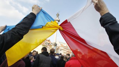 У Польщі одну з категорій українських біженців хочуть позбавити виплат
