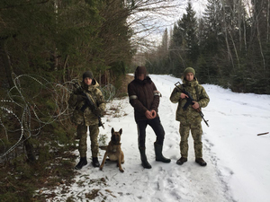 2,5 тисячі пачок тютюнових виробів та сховок з човном: пригоди контрабандистів на українському кордоні (фото)