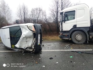 Затор й перекинута автівка: ДТП на об’їзній дорозі Львова (фото)