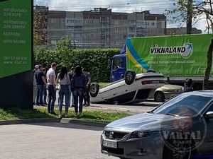 У Львові перекинувся на дах автомобіль (фото, відео)