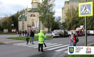 У Львові "Жовті добродії" допомагають школярам перейти дорогу поблизу шкіл