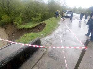 На Надвірнянщині повінь зруйнувала частину мосту (ФОТО, ВІДЕО)