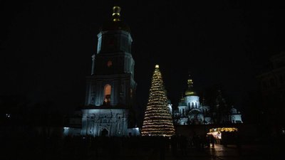 У ДТЕК пояснили, чому попри відключення світла, горить головна новорічна ялинка