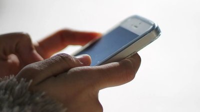 На Хмельниччині школярка телефонувала вчителю і матюкалась в слухавку