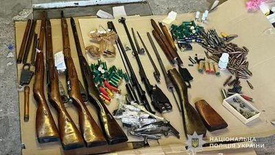 Поліція затримала чоловіка, який торгував зброєю та боєприпасами