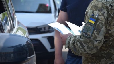 Прикордонник дозволив втекти з України 27 чоловікам, підробивши дані в базі: суд на Львівщині виніс йому вирок