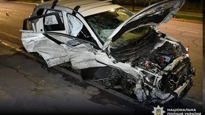 У Львові зіткнулись Tesla і Nissan: двоє людей потрапили до лікарні