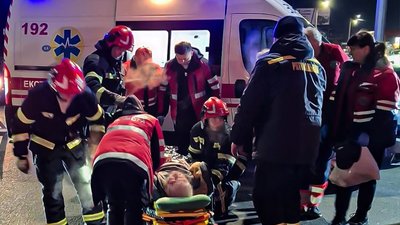 У Львові рятувальники визволили чоловіка, якого затиснуло під колесами авто