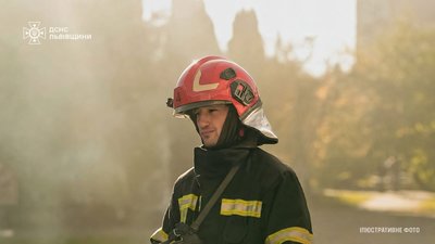 Під час пожежі у Львові постраждав чоловік: рятувальники винесли з вогню двох котів