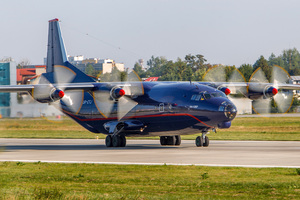 До Львова завітав легендарний літак Антонова АН-12 (фото)