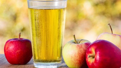 Як правильно пити сидр у теплий сезон: температура, келих, поєднання з їжею і типові помилки